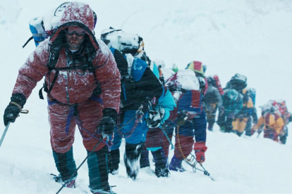 Imagen de archivo de cola para coronar el Everest.