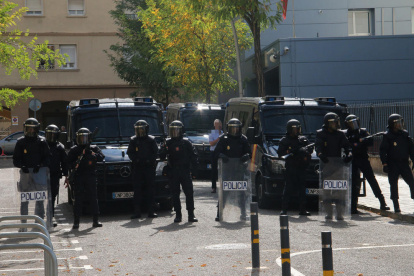 Imatge dels agents desplegats a Lleida davant la comissaria, a l’antic govern militar.
