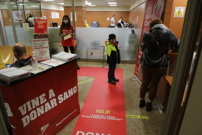 Els donants són rebuts amb una catifa roja.