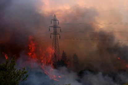 Vista d’un incendi forestal a la zona de Varimpompi, un suburbi situat al nord-est d’Atenes.