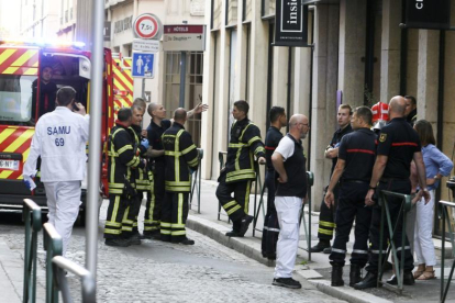 Efectivos de emergencias en torno al lugar de la explosión de un artefacto en Lyon, ayer.