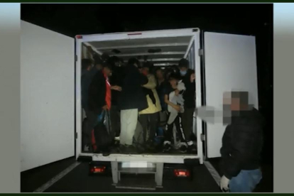 Este camión interceptado transportaba a 77 personas. 