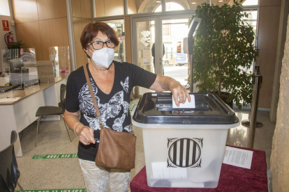 Una vecina votando durante la consulta que se hizo pasado día 1.