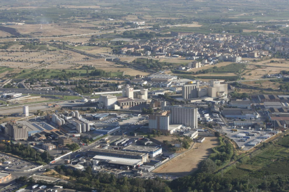 Imagen aérea del polígono industrial El Segre, a las afueras de la ciudad de Lleida.