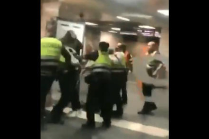 VÍDEO. Renfe investiga a los vigilantes de seguridad que golpearon a un pasajero en Barcelona