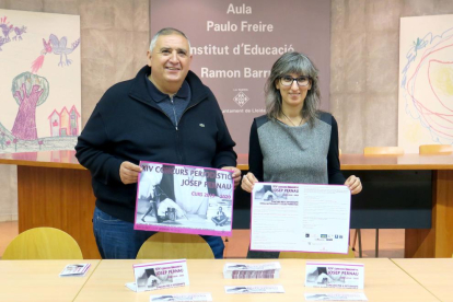La regidora d'Educació, Cooperació, Drets Civils i Feminismes, Sandra Castro, i el president del Col·legi a Lleida, Rafa Gimena, han presentat la nova convocatòria.