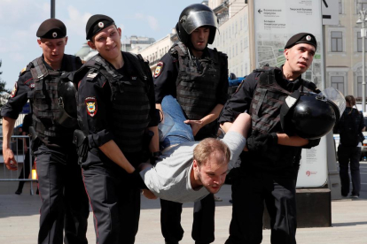 Un grup de policies s’endú a la força un dels manifestants.