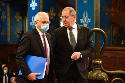 L’alt representant de la UE, Josep Borrell, amb el ministre d’Exteriors rus, Serguei Lavrov.