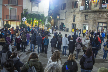 Més d’un centenar de persones es van concentrar ahir a la nit a la plaça Major de Tàrrega.
