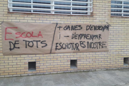 Una pancarta esta mañana en la Escuela de Hostelería de Lleida.