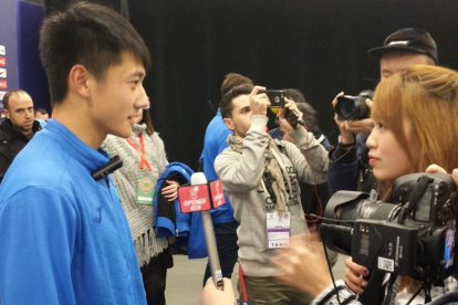 Cheng Hui atendiendo a la TV de su país en el Wanda Metropolitano.