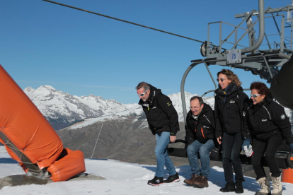 La consellera Àngels Chacón, ayer durante su visita a la estación de esquí de Boí Taüll.