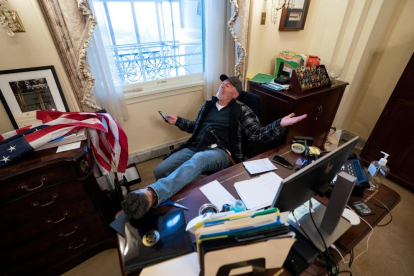 Los trabajadores se afanan en poner a punto el Capitolio para la toma de posesión de Biden el día 20.