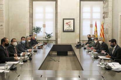 El president de la Generalitat, Pere Aragonés, el conseller d'Interior, Joan Ignasi Elena, i el ministre d'Interior, Fernando Grande Marlaska, entre altres, durant la reunió.