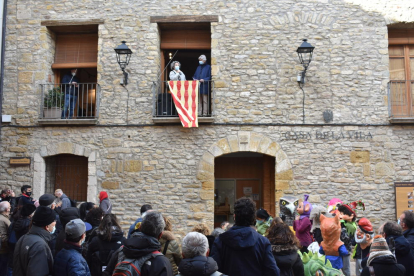 Burgués y Argimon, ayer en el balcón del ayuntamiento durante el pregón de la Fira Artesana de Àger. 