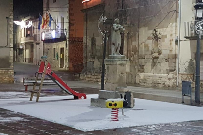 Las calles de Almatret ya quedaron cubiertas de nieve ayer por la noche. 