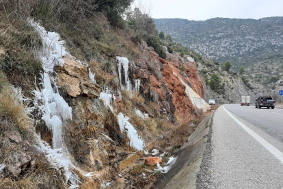 Las calles de Almatret ya quedaron cubiertas de nieve ayer por la noche. 