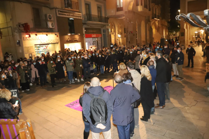Un centenar de persones, ahir a la nit a l’acte convocat per la Paeria contra la violència masclista.