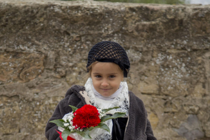 Una de las niñas que depositó las flores en representación de su escuela. 