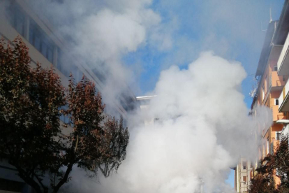Es crema una furgoneta aparcada en un carrer de la Seu d'Urgell