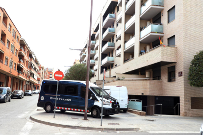 Una furgoneta de los Mossos frente al edificio del desalojo. 