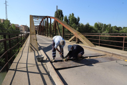 Los trabajos que se llevaron a cabo ayer en el puente de la Sucrera. 