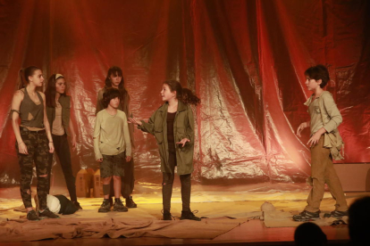 La companyia La Inestable va presentar ahir a l’Espai Orfeó de Lleida el seu nou espectacle teatral, ‘Pols’.