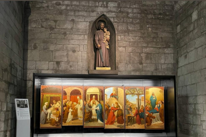 El retablo con las telas que se salvaron del ataque sufrido durante la Guerra Civil española.