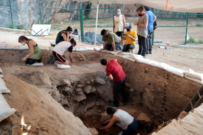Excavaciones en la Cova Gran de Santa Linya este verano a cargo del Centre d’Estudis del Patrimoni Arqueològic de la UAB.