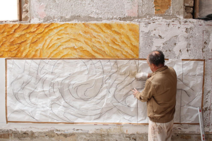 El artista Josep Minguell, en su estudio frente a una de las obras murales que enviará a Japón.