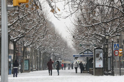 Imatge de la rambla Ferran a Lleida ciutat, que ahir va aparèixer coberta de neu.