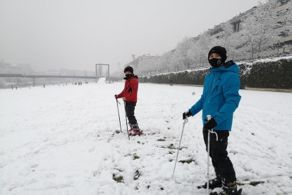 Nombrosos lleidatans van gaudir d’una jornada de neu malgrat les restriccions de mobilitat i van aprofitar per fer ninots.