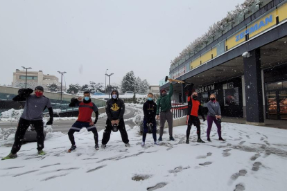 Nombrosos lleidatans van gaudir d’una jornada de neu malgrat les restriccions de mobilitat i van aprofitar per fer ninots.