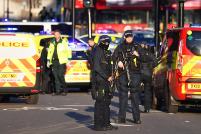 Antiterroristas británicos, cerca de donde murieron dos personas y 3 quedaron heridas en el atentado.