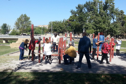 Imagen de archivo de un grupo de pacientes del CAP de Tàrrega durante una sesión de ejercicio en un parque de la ciudad. 