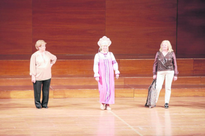 Modelos de todas las edades protagonizaron ayer el tradicional desfile de las entidades de mujeres de Lleida en el Auditori Municipal Enric Granados. 