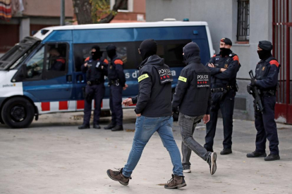 Agents dels Mossos van mantenir un gran desplegament policial al barri de Sant Roc de Badalona.