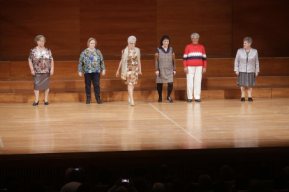 Modelos de todas las edades protagonizaron ayer el tradicional desfile de las entidades de mujeres de Lleida en el Auditori Municipal Enric Granados. 