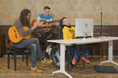 El músico Natxo Tarrés, en una actividad con un niño discapacitado.