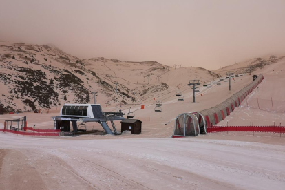 La nieve de Baqueira quedó cubierta por el polvo rojizo. 