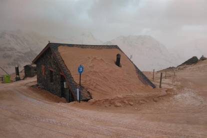 La nieve de Baqueira quedó cubierta por el polvo rojizo. 