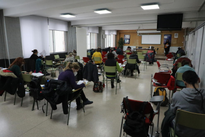Diversos aspirants fent l’examen en una aula de l’institut Josep Lladonosa.