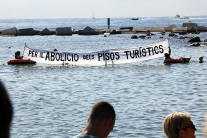Una protesta veïnal a peu de platja a Barcelona.