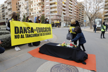 Las escuelas de danza se concentran en la plaza Ricard Viñes para exigir  al Govern su reapertura.