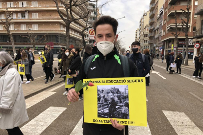 Las escuelas de danza se concentran en la plaza Ricard Viñes para exigir  al Govern su reapertura.