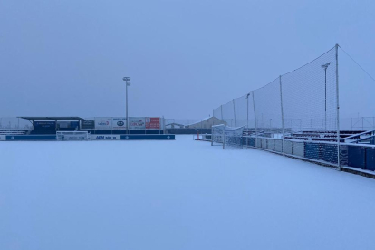 El Camp d’Esports va aparèixer amb una capa blanca de neu, encara que la gespa estava protegida per una lona tèrmica per preservar-la.