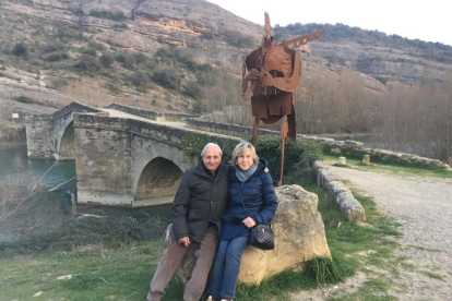 El Joan i l'Anna posen al costat del pont medieval que travessa el riu Éssera a Graus