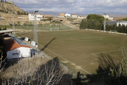 Una vista general del campo de fútbol de Alguaire tomada ayer por la tarde.