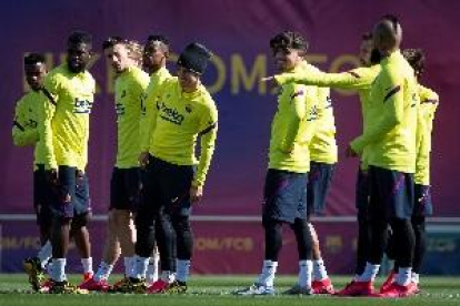 Els futbolistes del Barça accepten una rebaixa de sous del 70% i aportaran perquè els empleats cobrin el 100%