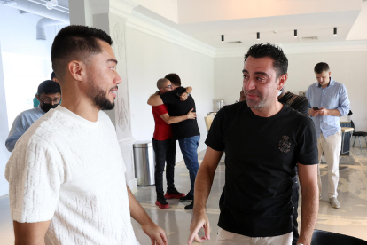 Secuencia de imágenes de la despedida ayer de Xavi del Al-Sadd, que incluyó una comida.